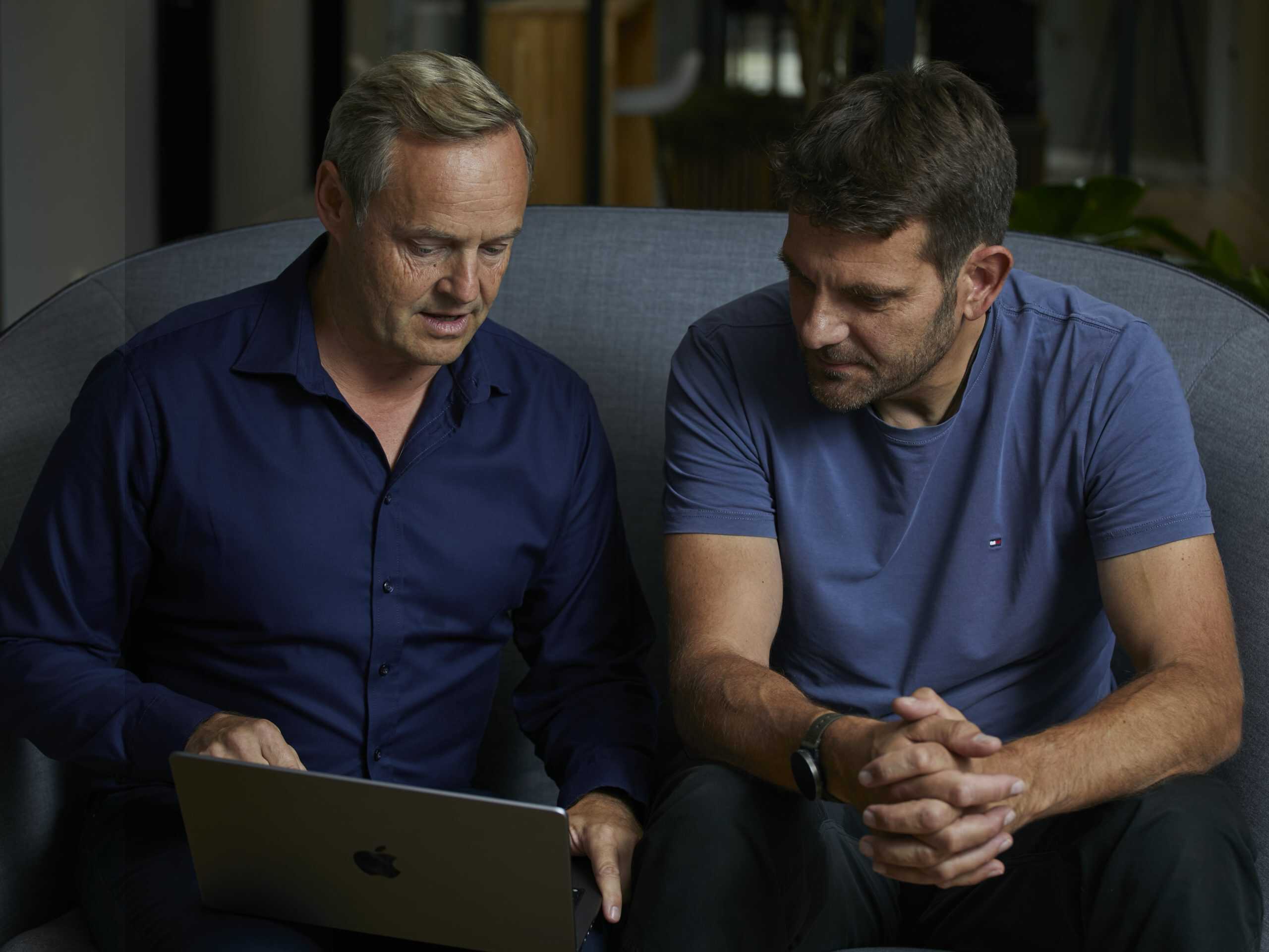 240822_SOLAR_POLARIS4245 Fredrik og Carsten sidder i en sofa og kigger ned i computeren