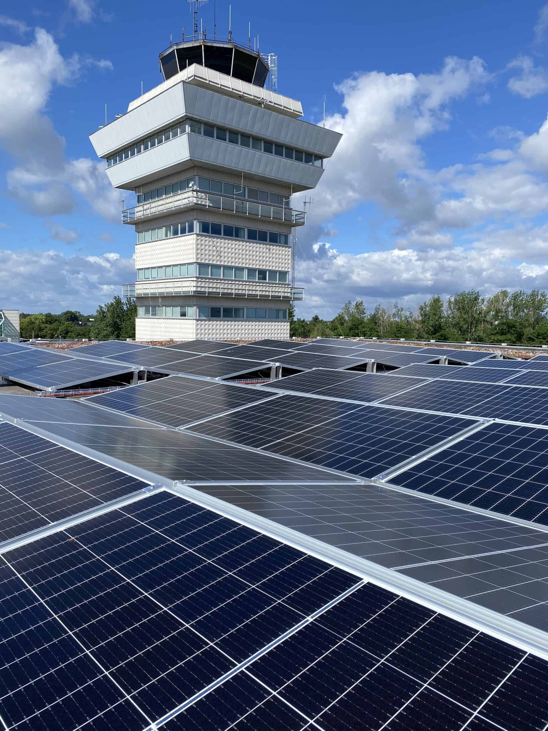 Stor installation af solceller til erhverv på tag ved lufthavn af Solar Polaris.