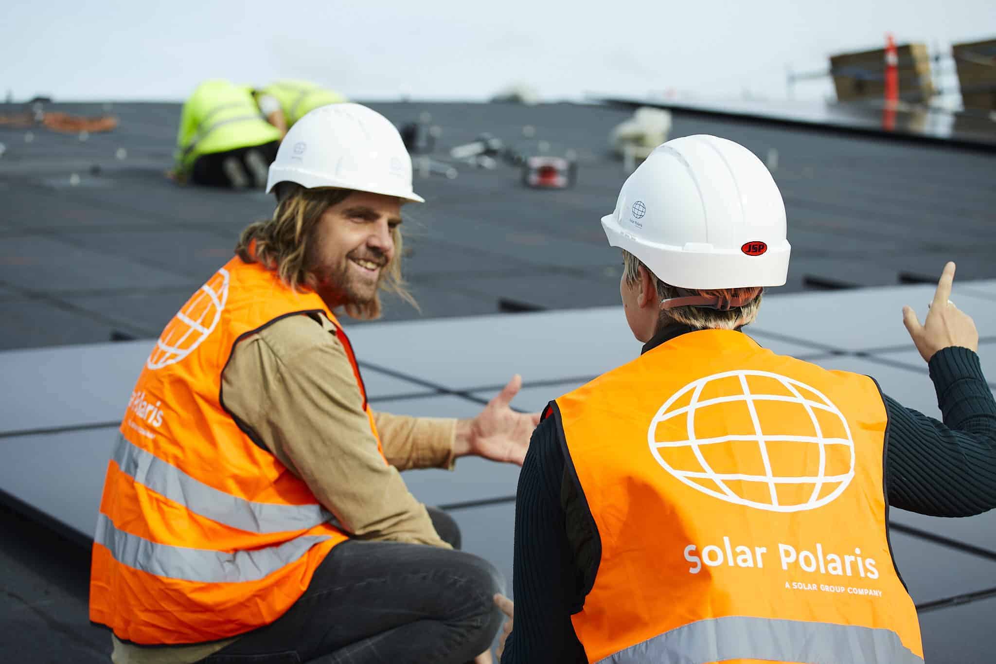 To rådgivere drøfter solceller service på erhvervstag